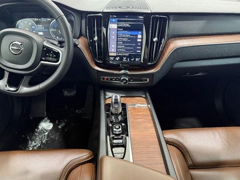 Used 2018 Volvo XC60 T8 Inscription w/ Luxury Seat Package image 9