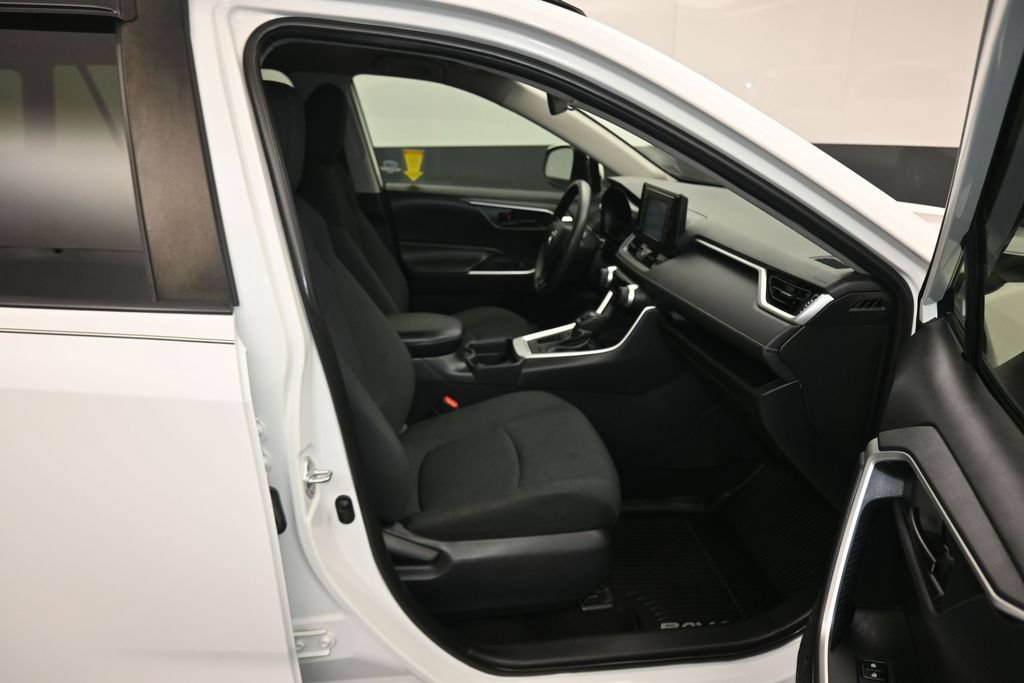 Used 2019 Toyota RAV4 LE FWD image 38
