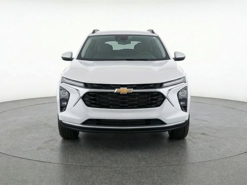 Used 2025 Chevrolet Trax LT w/ LT Convenience Package image 2