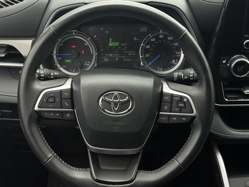 Used 2024 Toyota Highlander XLE AWD/4WD image 14