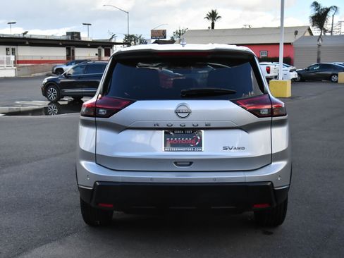 Used 2024 Nissan Rogue SV image 7