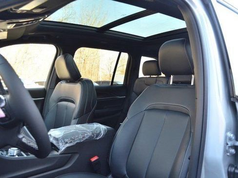 New 2025 Jeep Grand Cherokee Limited image 15