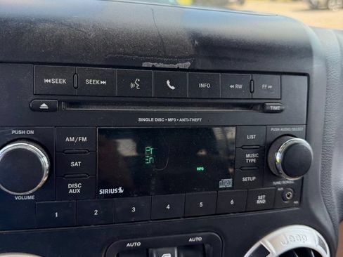 Used 2012 Jeep Wrangler Unlimited Rubicon w/ Connectivity Group AWD/4WD image 19