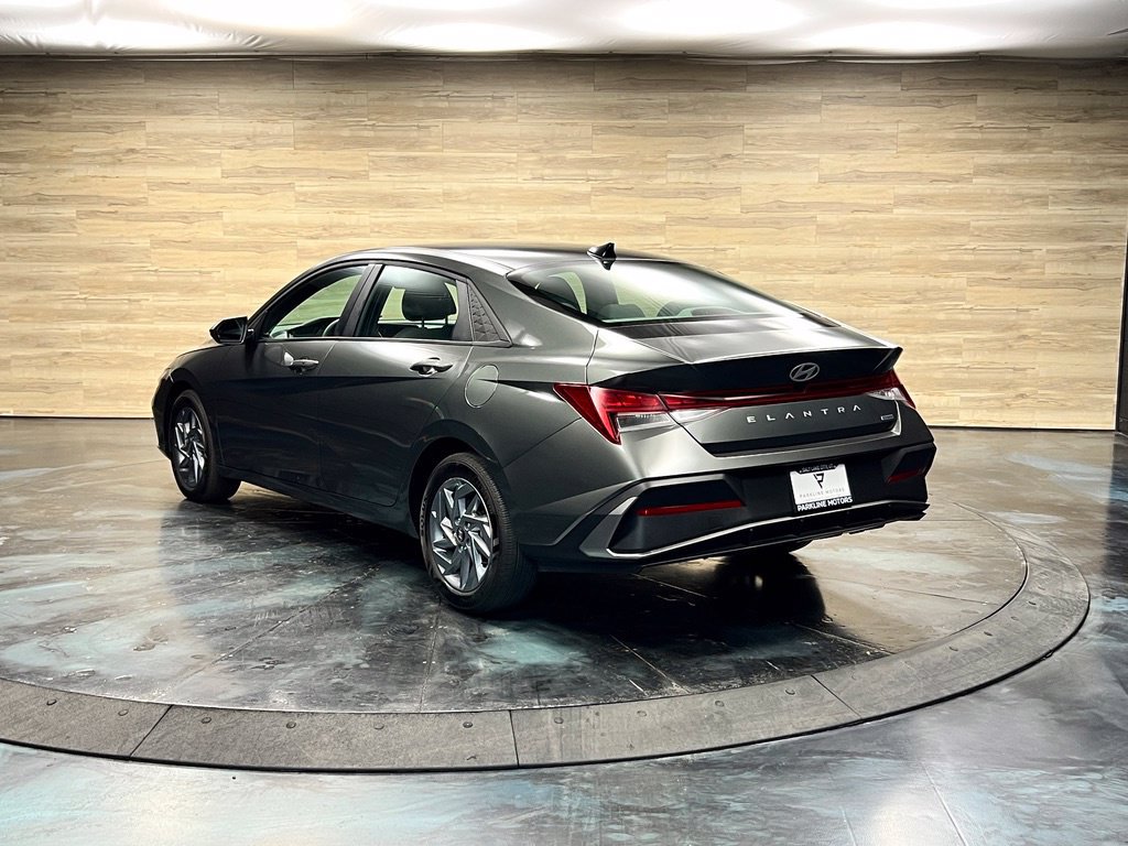 Used 2025 Hyundai Elantra Hybrid FWD image 14