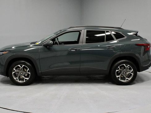 Used 2025 Chevrolet Trax LT FWD image 8