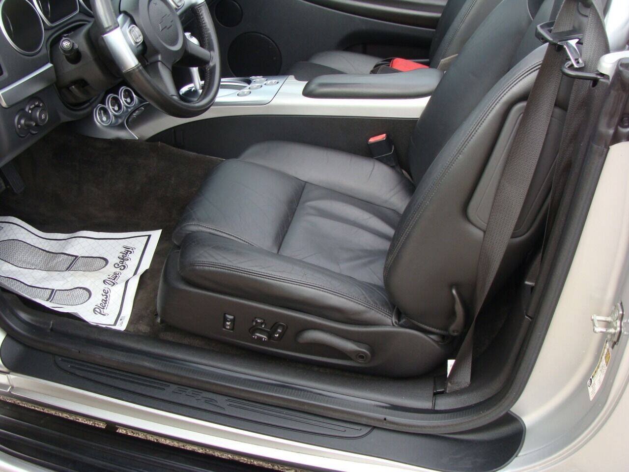 Used 2004 Chevrolet SSR w/ Preferred Equipment Group RWD image 18