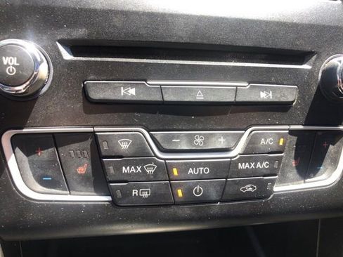 Used 2017 Ford Fusion SE w/ Fusion SE Technology Package image 11