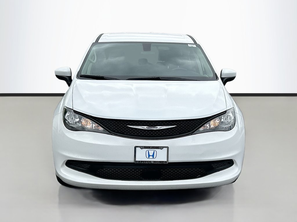 Used 2022 Chrysler Voyager LX FWD image 2