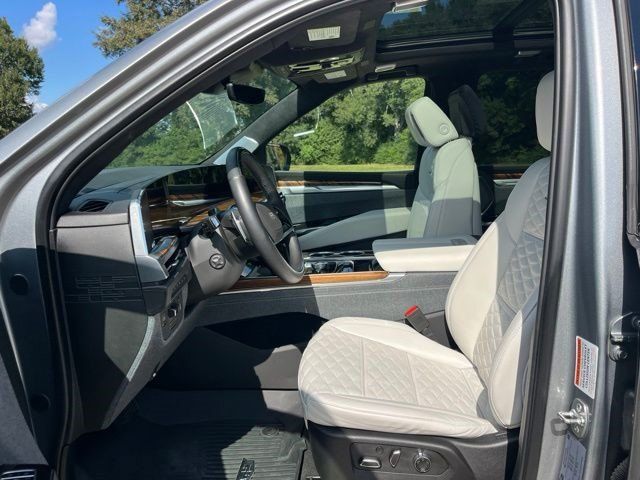 Certified 2025 Cadillac Escalade ESV Sport Platinum w/ LPO, Floor Liner Package AWD/4WD image 15