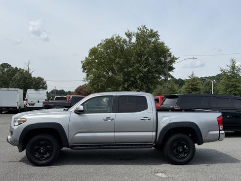 Used 2016 Toyota Tacoma SR5 w/ Towing Package RWD image 10