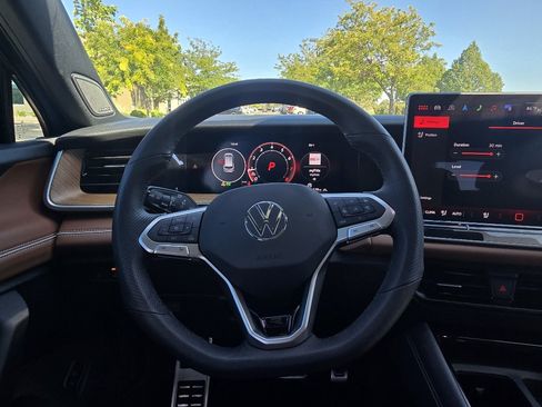 Used 2025 Volkswagen Tiguan SEL R-Line AWD/4WD image 28