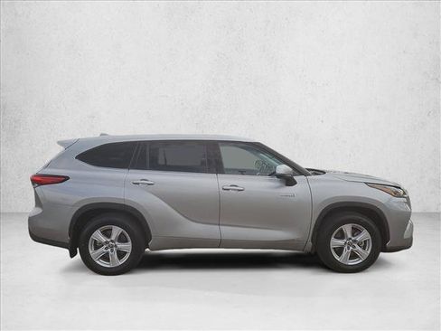 Used 2021 Toyota Highlander LE AWD/4WD image 4