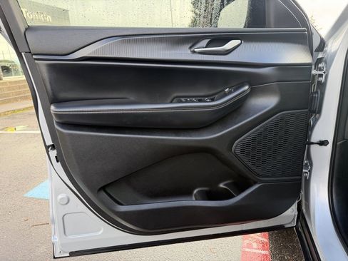 Used 2023 Jeep Grand Cherokee Altitude image 11