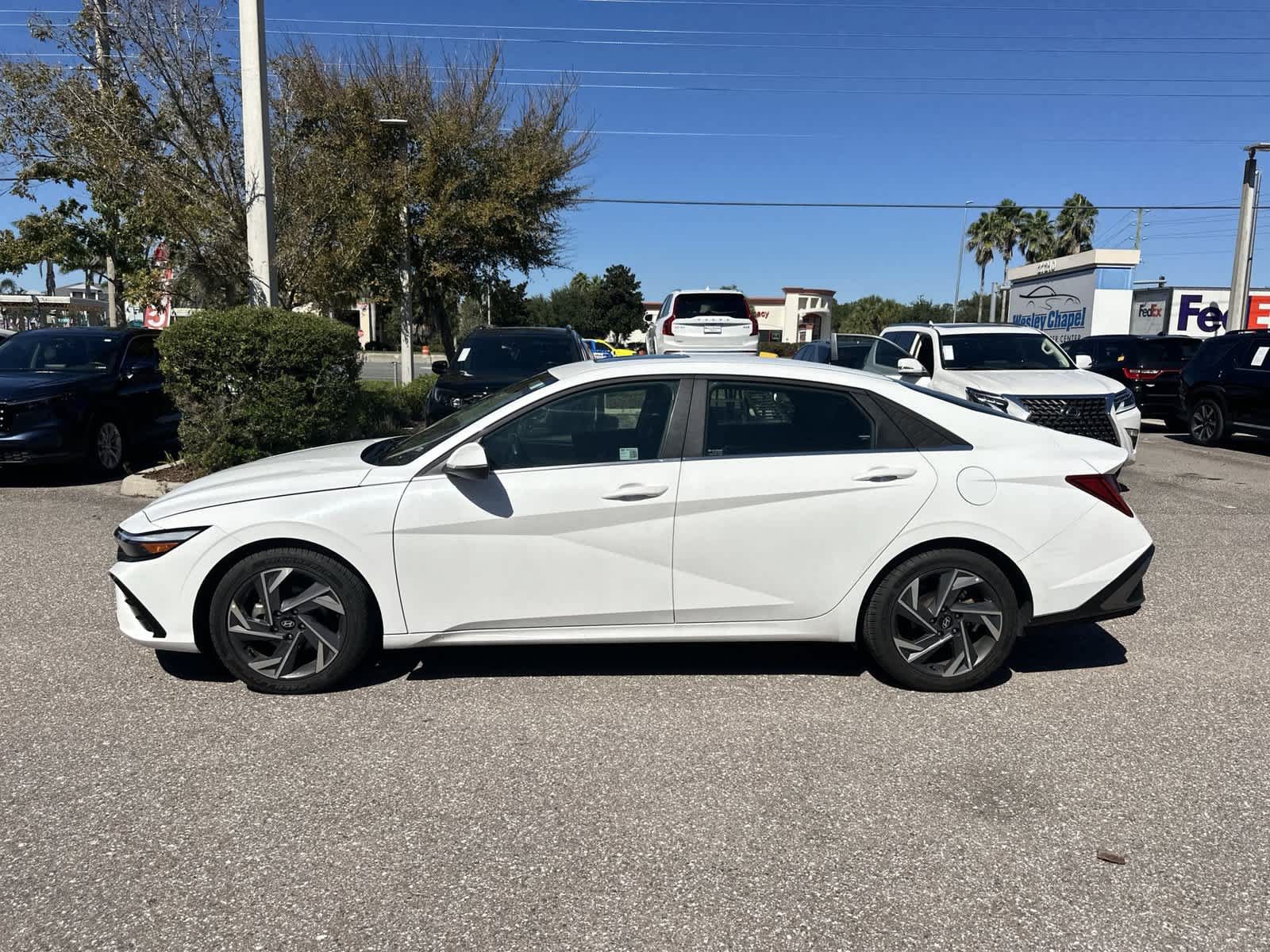 Used 2025 Hyundai Elantra Limited FWD image 3