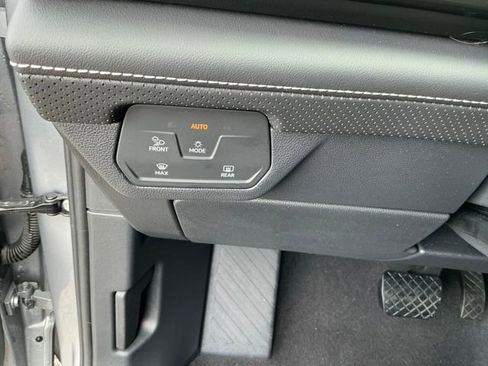 Used 2025 Volkswagen Atlas SE image 20