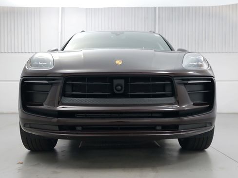 Certified 2025 Porsche Macan image 10