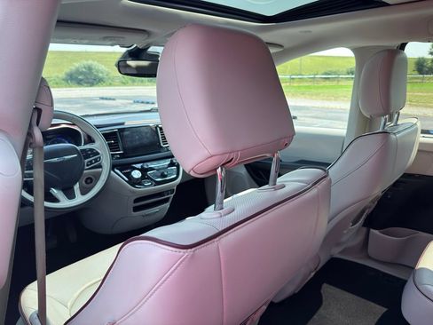 Used 2017 Chrysler Pacifica Limited w/ Advanced Safetytec Group FWD image 25