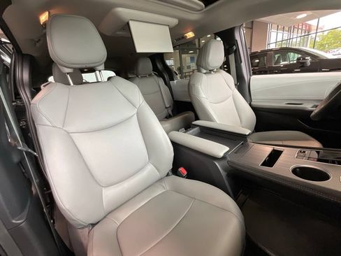 Certified 2025 Toyota Sienna XLE w/ XLE Plus Package AWD/4WD image 18