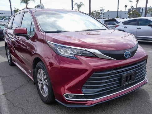 Used 2021 Toyota Sienna XLE w/ XLE Plus Package FWD image 5