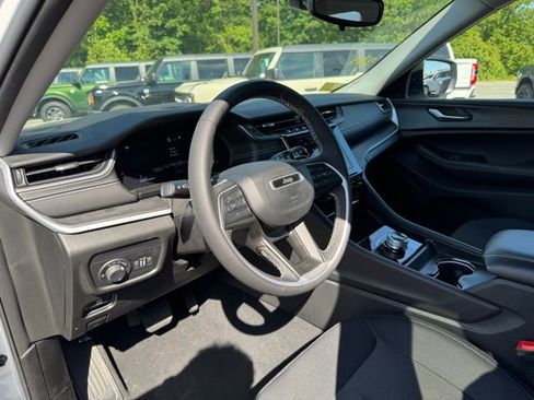 Used 2024 Jeep Grand Cherokee L Laredo AWD/4WD image 27