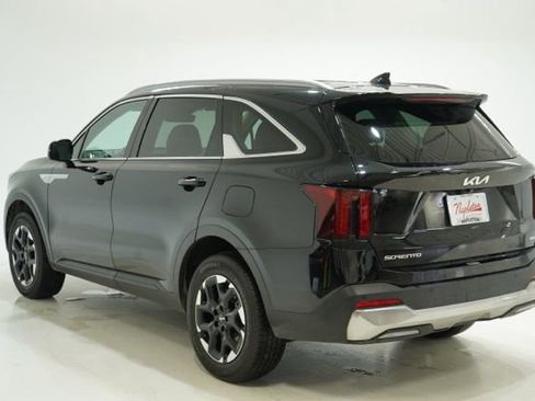 Used 2024 Kia Sorento S image 6