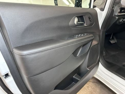 New 2026 Chrysler Pacifica Select image 17