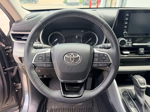 Used 2020 Toyota Highlander XLE FWD image 19