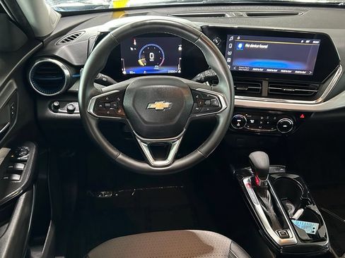 Used 2025 Chevrolet Trax LT w/ Driver Confidence Package FWD image 9