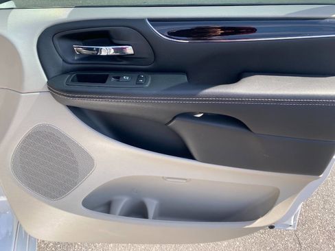 Used 2018 Dodge Grand Caravan SXT image 32