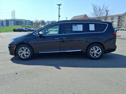 Used 2023 Chrysler Pacifica Limited FWD image 33