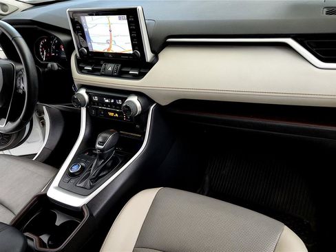 Used 2019 Toyota RAV4 Limited image 16