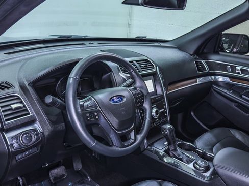 Used 2019 Ford Explorer Limited w/ Ford Safe & Smart Package image 16