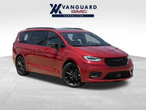 Used 2025 Chrysler Pacifica Limited FWD image 1
