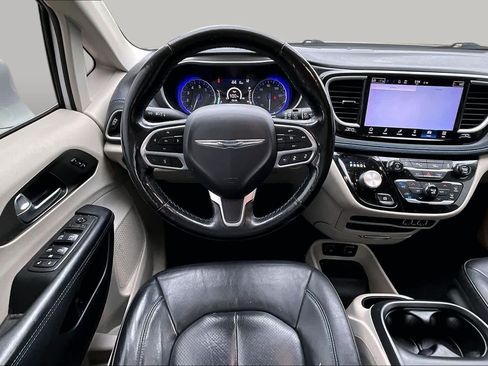 Used 2021 Chrysler Pacifica Touring-L FWD image 6