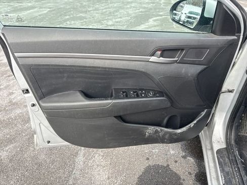Used 2019 Hyundai Elantra SE w/ Cargo Package image 17