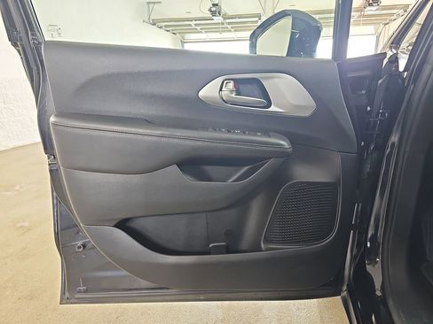 Used 2018 Chrysler Pacifica Touring Plus w/ S Appearance Package image 33