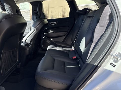 Used 2022 Volvo XC60 B5 Momentum w/ Climate Package image 29