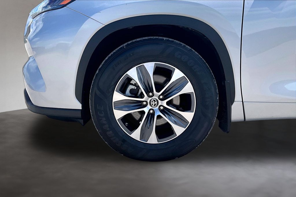 Used 2023 Toyota Highlander XLE FWD image 34
