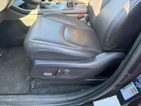 Used 2025 Kia Carnival FWD image 18