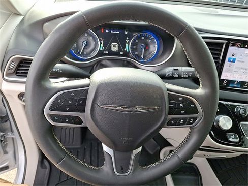 Used 2023 Chrysler Pacifica Touring-L image 16
