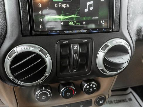 Used 2018 Jeep Wrangler Unlimited Sahara image 17