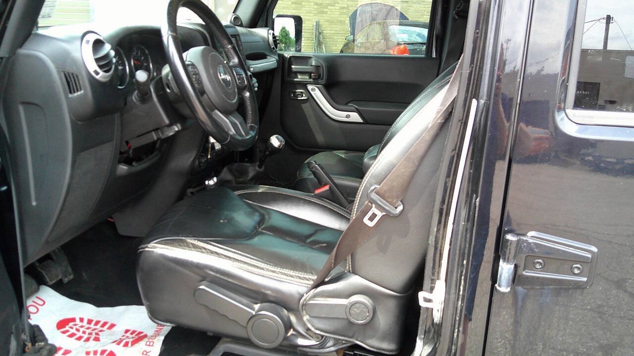 Used 2014 Jeep Wrangler Unlimited Sahara w/ Dual Top Group AWD/4WD image 15
