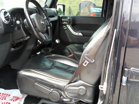 Used 2014 Jeep Wrangler Unlimited Sahara w/ Dual Top Group AWD/4WD image 15