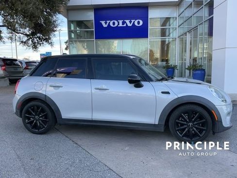 Used 2017 MINI Cooper 4-Door Hardtop image 3