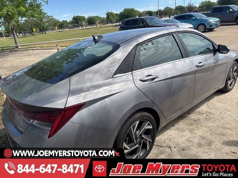 Used 2025 Hyundai Elantra Limited image 5