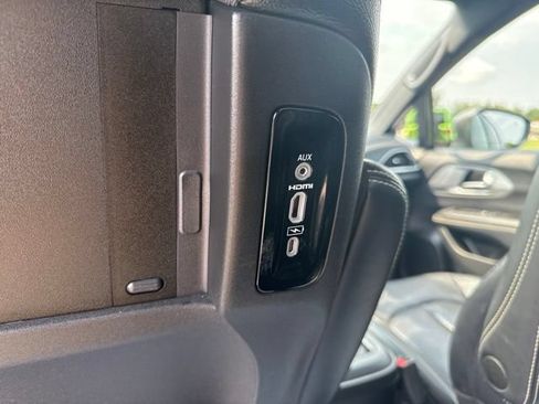 Used 2022 Chrysler Pacifica Touring-L w/ Uconnect Theater Family Group AWD/4WD image 45