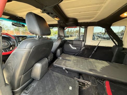 Used 2017 Jeep Wrangler Unlimited Sahara w/ Connectivity Group image 23