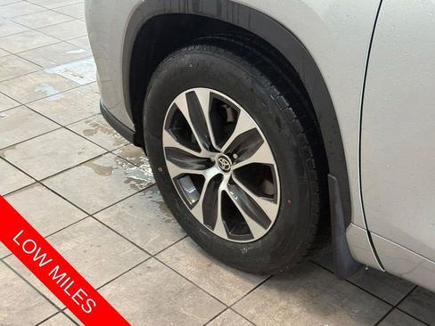 Used 2021 Toyota Highlander XLE AWD/4WD image 9