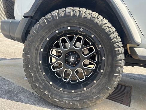 Used 2018 Jeep Wrangler Unlimited Sahara w/ Cold Weather Group AWD/4WD image 18