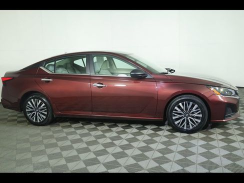 Used 2025 Nissan Altima 2.5 SV image 2